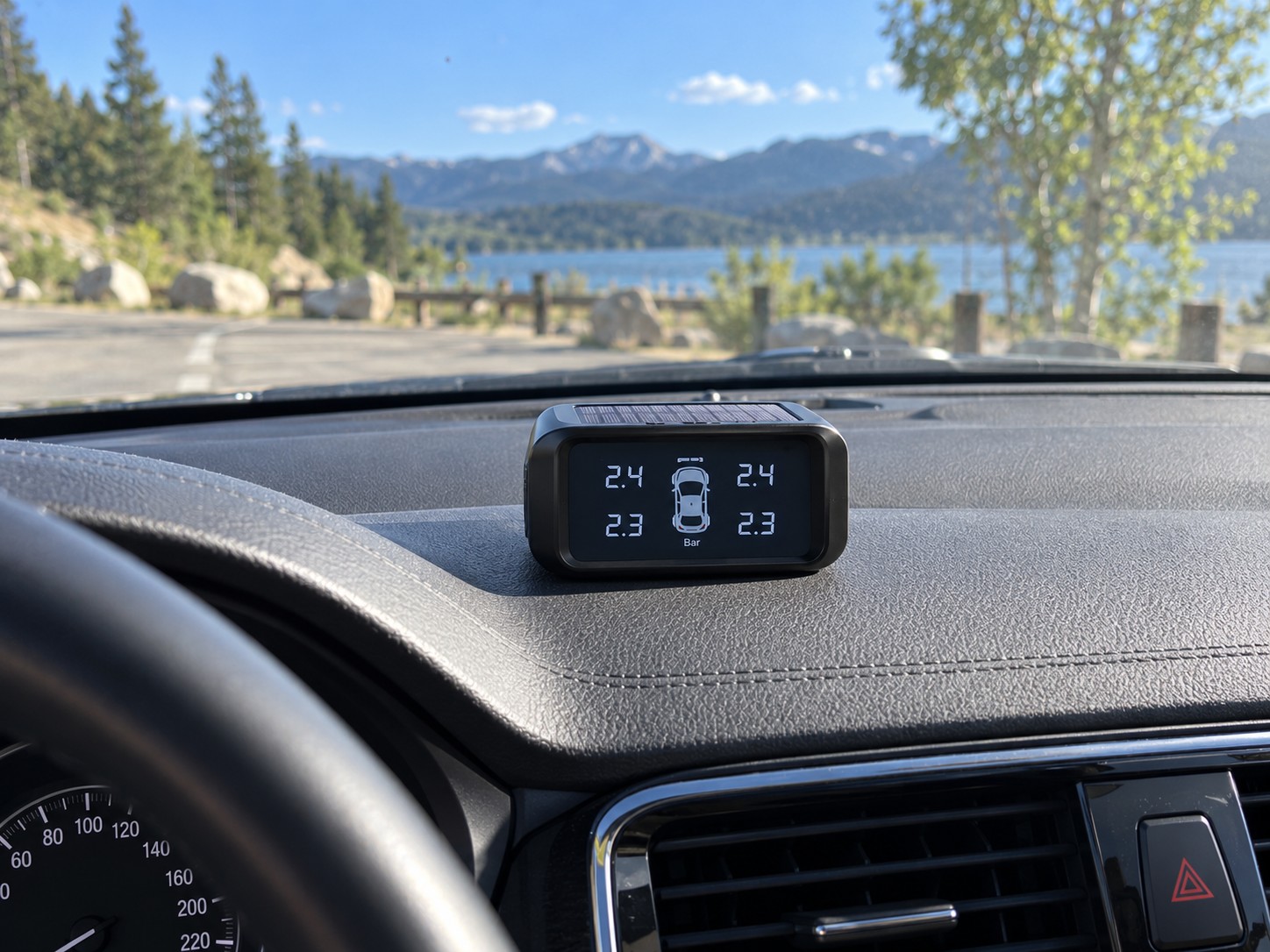 Solárny displej TPMS na palubnej doske auta s hodnotami tlaku všetkých štyroch pneumatík.