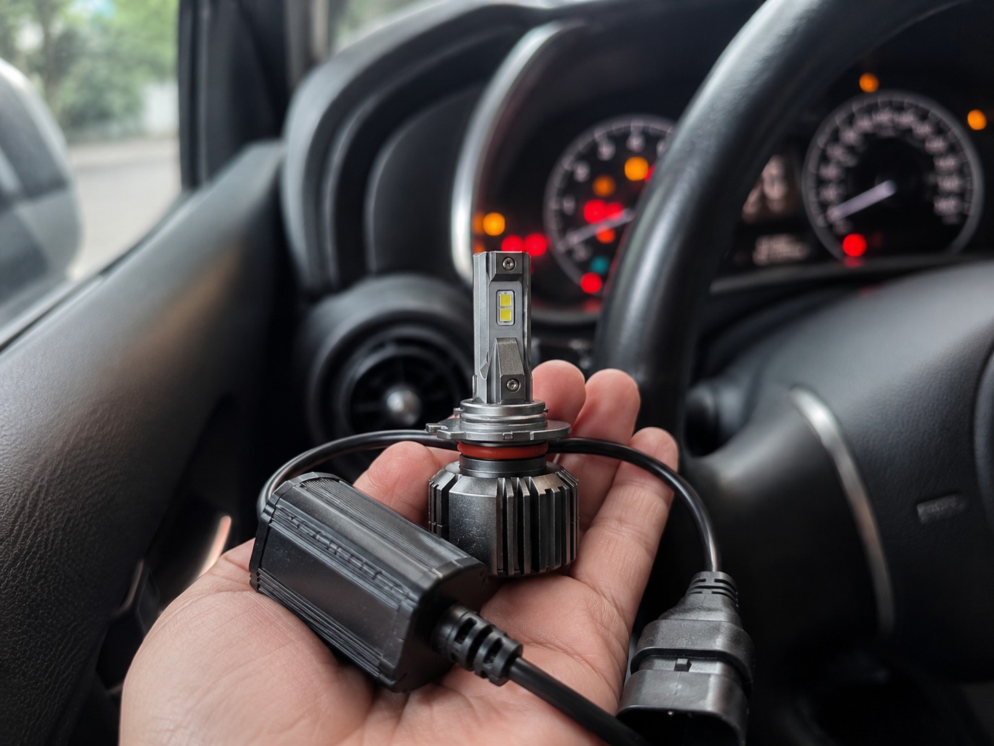 Canbus LED žiarovka s modulom pri palubnej doske
