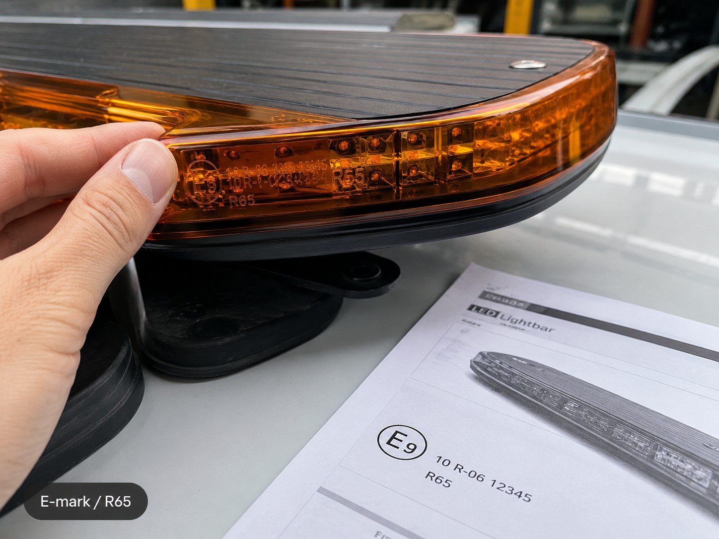 Detail E-mark a R65 označenia na LED rampe