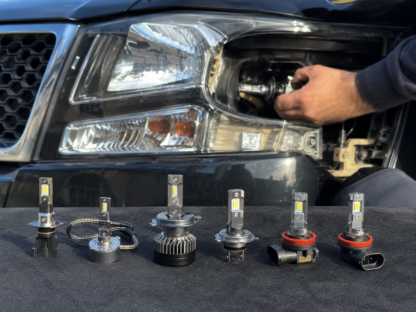 LED autožiarovky H7 a H11 pri prednom svetlomete