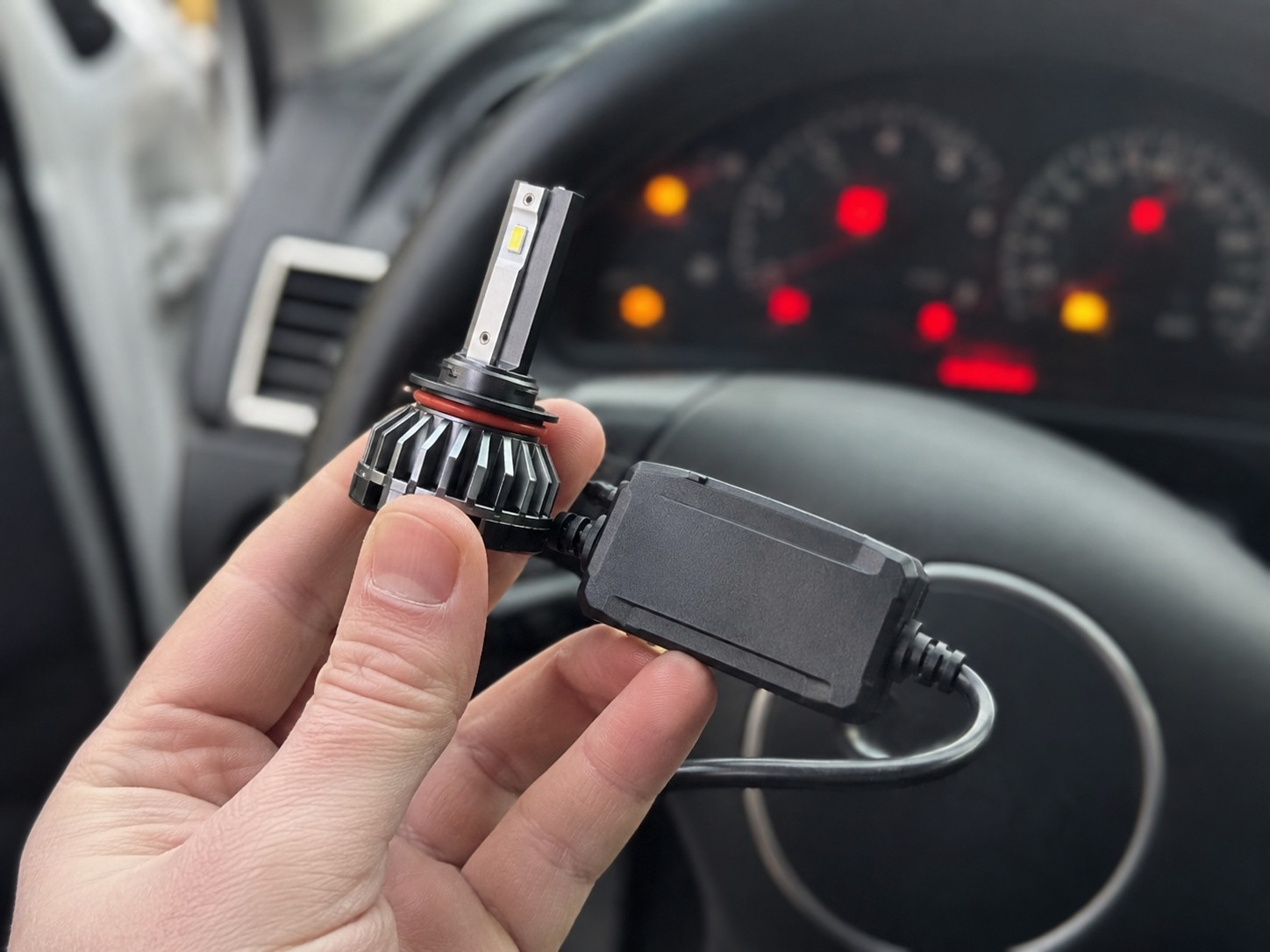 LED autožiarovka s Canbus modulom v interiéri auta