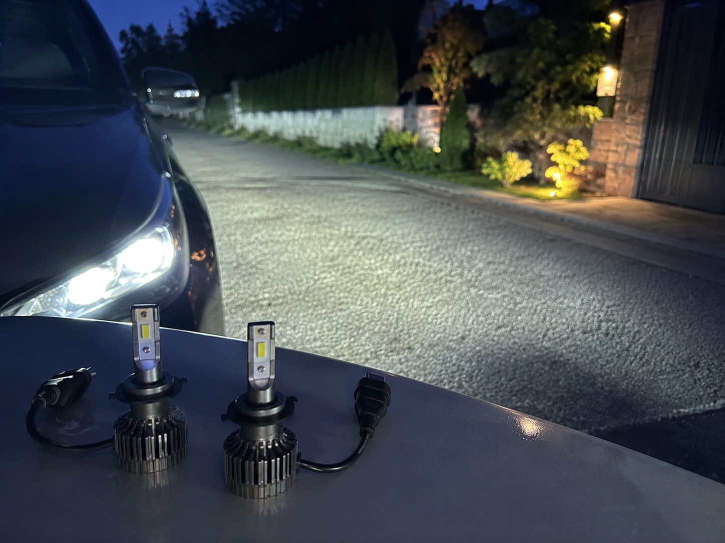 LED autožiarovky osvetľujúce cestu v noci